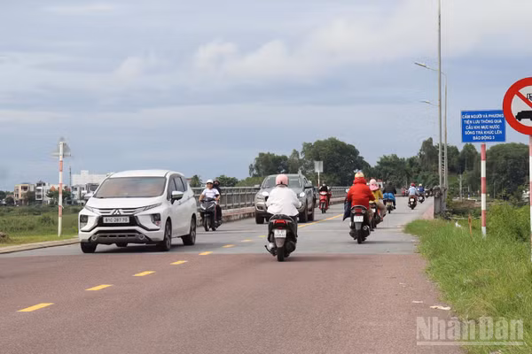 Từ lúc 14 giờ ngày 18/10, cơ quan chức năng sẽ đóng cầu Trà Khúc 1 (cũ) để thi công dự án cầu Trà Khúc 1. (Ảnh: HIỂN CỪ)