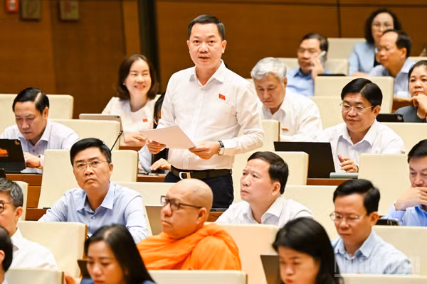 Đại biểu Trịnh Xuân An (Đoàn thành phố Đồng Nai) phát biểu tại hội trường. (Ảnh: DUY LINH)