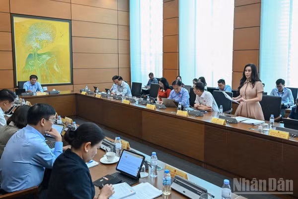 Đại biểu Quốc hội thảo luận tổ. (Ảnh: DUY LINH)