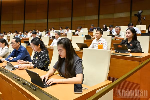 Quốc hội làm việc tại hội trường nghe Tờ trình và Báo cáo thẩm tra về Dự án Luật sửa đổi, bổ sung một số điều của Luật Bảo vệ môi trường. (Ảnh: THỦY NGUYÊN)
