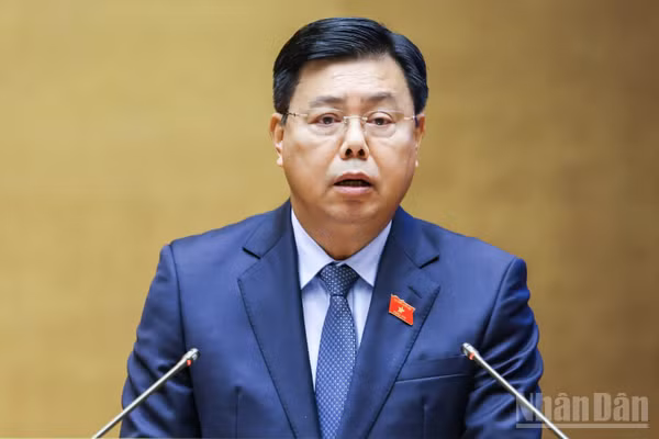 Bộ trưởng Nội vụ Nguyễn Tiến Hải trình bày Tờ trình. (Ảnh: DUY LINH)