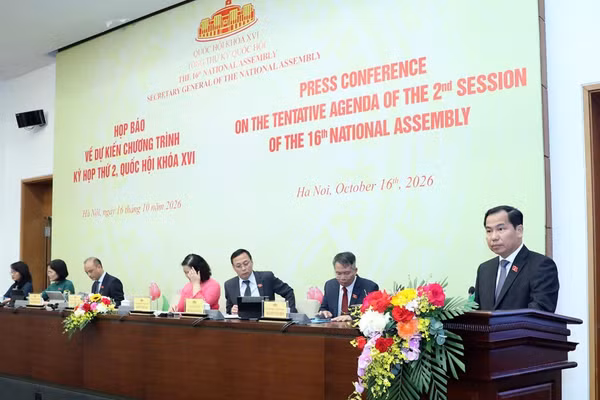 Tổng Thư ký Quốc hội, Chủ nhiệm Văn phòng Quốc hội Lê Quang Mạnh thông tin tại buổi họp báo. (Ảnh: DUY LINH)