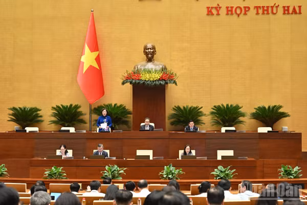 Quốc hội họp phiên toàn thể tại hội trường. (Ảnh: DUY LINH)