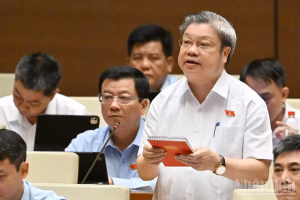 Đại biểu Bùi Văn Dũng (Đoàn Thanh Hóa) phát biểu tại hội trường. (Ảnh: THỦY NGUYÊN)