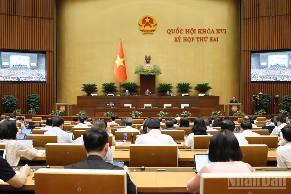 Quốc hội làm việc tại hội trường. (Ảnh: DUY LINH)