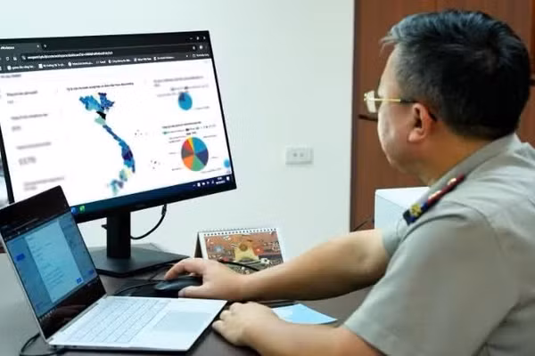 Thông qua trợ lý AI tại Trung tâm Giám sát, Điều hành thông minh Hệ thống thi hành án dân sự, lãnh đạo có thể theo dõi tiến độ xử lý ngay trên một màn hình điều hành tập trung. (Ảnh: TP)