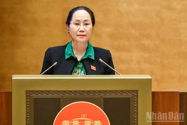 Bộ trưởng Văn hóa, Thể thao và Du lịch Lâm Thị Phương Thanh trình bày Tờ trình về dự án Luật sửa đổi, bổ sung một số điều của Luật Thể dục, thể thao, Luật Du lịch, Luật Thư viện, Luật Điện ảnh, Luật Di sản văn hóa, Luật Quảng cáo, Luật Báo chí. (Ảnh: DUY LINH)