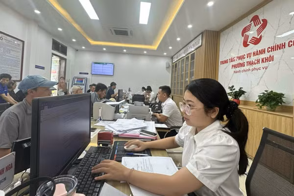 Người dân đến làm thủ tục hành chính tại Trung tâm phục vụ hành chính công phường Thạch Khôi, thành phố Hải Phòng. (Ảnh: TL)