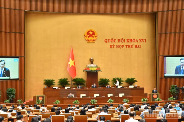Quốc hội làm việc tại hội trường nghe Tờ trình và Báo cáo thẩm tra dự án Luật Kinh doanh bất động sản (sửa đổi). (Ảnh: DUY LINH)