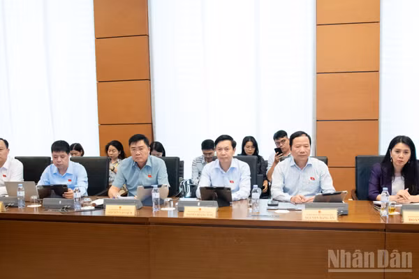 Đại biểu Quốc hội thảo luận tại tổ về dự án Luật sửa đổi, bổ sung một số điều của Luật Bảo hiểm xã hội. (Ảnh: DUY LINH)