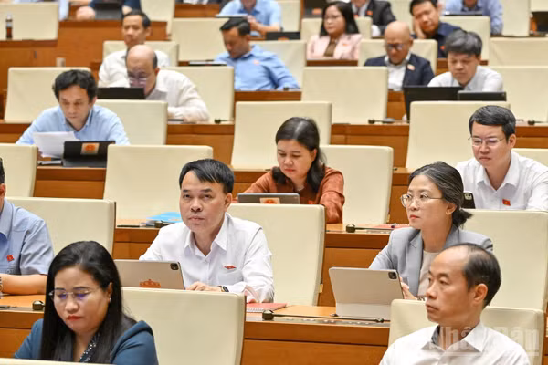 Quốc hội làm việc tại hội trường, nghe Tờ trình và Báo cáo thẩm tra dự án Luật Định danh và xác thực điện tử. (Ảnh: THỦY NGUYÊN)