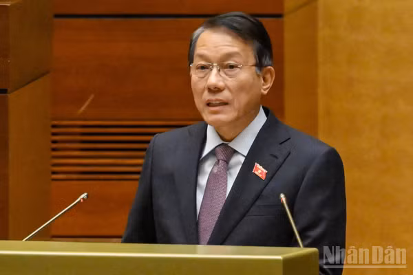 Thừa ủy quyền của Thủ tướng Chính phủ, Bộ trưởng Công an Lương Tam Quang trình bày Tờ trình dự án Luật Xử lý vi phạm hành chính (sửa đổi). (Ảnh: THỦY NGUYÊN)