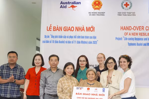 Bàn giao ngôi nhà có khả năng chống chịu thiên tai cho bà Hoàng Thị Liên ở xã Đồng Hỷ, Thái Nguyên. (Ảnh: UNDP)