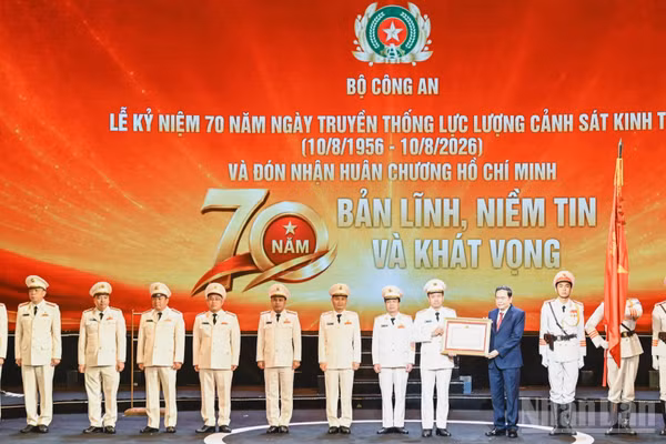 Chủ tịch Quốc hội Trần Thanh Mẫn trao Huân chương Hồ Chí Minh tặng lực lượng Cảnh sát kinh tế. (Ảnh: DUY LINH)