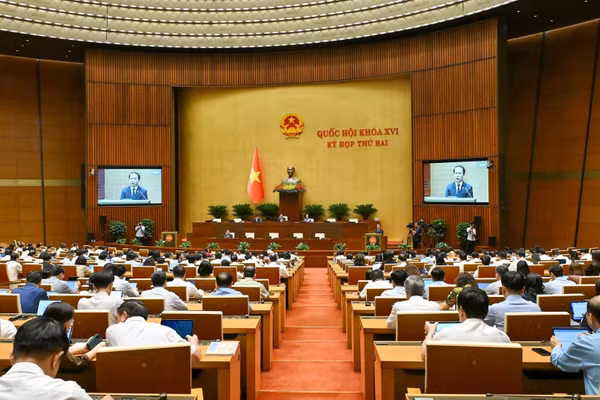 Quang cảnh phiên họp toàn thể tại hội trường Diên Hồng. (Ảnh: THỦY NGUYÊN)