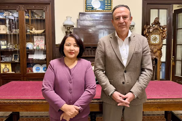 Đại sứ Việt Nam tại Hy Lạp Phạm Thị Thu Hương và Thị trưởng thành phố Ioannina, ông Thomas Begas. (Ảnh: Đại sứ quán Việt Nam tại Hy Lạp)