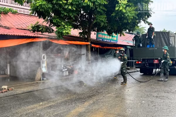 Công tác phun khử khuẩn nhằm xử lý nguy cơ ô nhiễm môi trường sau mưa ngập. (Ảnh: HOÀI THU)