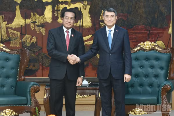 Thủ tướng Chính phủ Lê Minh Hưng và Chủ nhiệm Ban Kiểm tra Trung ương, Tổng Thanh tra Nhà nước, Trưởng Ban Phòng, chống tham nhũng Trung ương Lào Vanhxay Phongsavanh. (Ảnh: THANH GIANG)