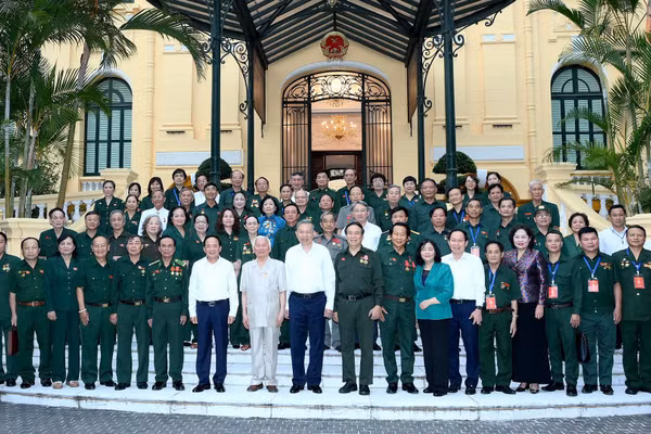 Tổng Bí thư, Chủ tịch nước Tô Lâm với các đồng chí lãnh đạo Đảng, Nhà nước và các đại biểu tham dự gặp mặt. (Ảnh: ĐĂNG KHOA)