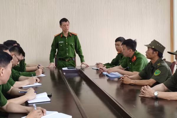 Công an phường Hồng Gai họp triển khai nhiệm vụ và phân công lực lượng An ninh cơ sở phối hợp thực hiện nhiệm vụ.