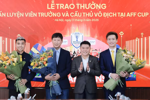 Ông Nguyễn Đức Thụy (thứ hai từ phải sang) đại diện LP Bank trao thưởng cho Huấn luyện viên trưởng và cầu thủ đội tuyển Việt Nam vô địch AFF Cup 2024. (Ảnh: LP Bank)
