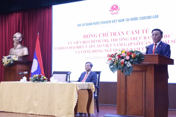 Đồng chí Trần Cẩm Tú phát biểu tại buổi gặp mặt cộng đồng người Việt Nam tại Lào. (Ảnh: DUY TOÀN)