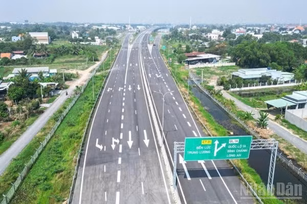 Bộ Xây dựng vừa có văn bản kiến nghị nghiên cứu nhiều tuyến cao tốc để hoàn thiện các trục dọc, trục ngang và hành lang đông-tây trước năm 2030 với tổng mức đầu tư gần 515.000 tỷ đồng. (Ảnh: HƯƠNG ĐỨC)