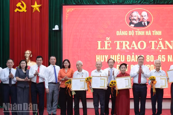 Đồng chí Phạm Gia Túc cùng các đồng chí lãnh đạo tỉnh Hà Tĩnh trao tặng Huy hiệu Đảng cho các đảng viên lão thành tại xã Đức Quang. (Ảnh: NT)