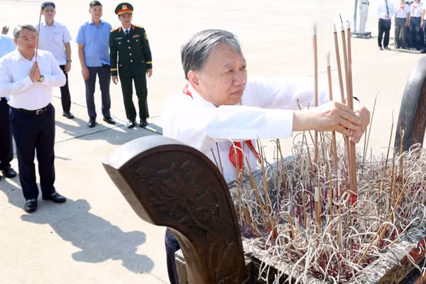 Tổng Bí thư, Chủ tịch nước Tô Lâm dâng hương tưởng nhớ Chủ tịch Hồ Chí Minh trước Lăng Bác. (Ảnh: Thống Nhất/TTXVN)