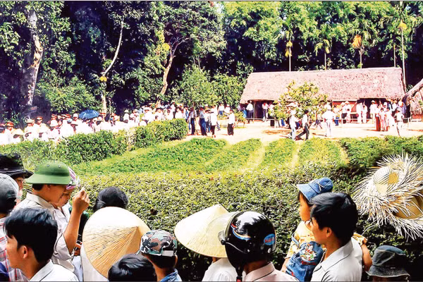 Du khách hành hương về Khu Di tích quốc gia đặc biệt Kim Liên, Nghệ An, dịp Tết Nguyên đán Bính Ngọ.