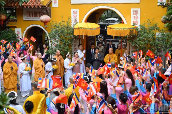 Trưởng lão Hòa thượng Thích Thanh Nhiễu, Trụ trì chùa Quán Sứ cùng các chư tôn đức tăng ni đón Nhà vua Thái Lan Maha Vajiralongkorn Phra Vajiraklaochaoyuhua và Hoàng hậu Suthida Bajrasudhabimalalakshana. (Ảnh: THẾ ĐẠI)