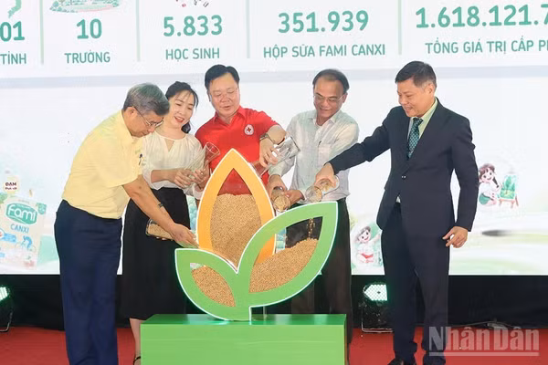 Các đại biểu thực hiện nghi thức khởi động chương trình “Sữa đậu nành học đường” năm học 2026-2027. (Ảnh: HIỂN CỪ)