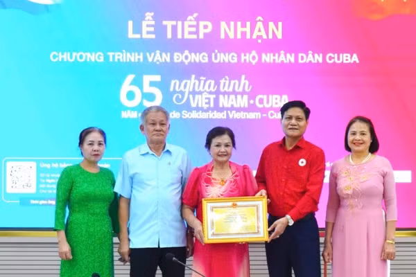 Nhân dân Việt Nam hưởng ứng chương trình ủng hộ nhân dân Cuba. (Ảnh: HỘI CHỮ THẬP ĐỎ VIỆT NAM)