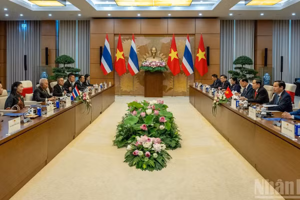 Quang cảnh hội đàm giữa Chủ tịch Quốc hội Trần Thanh Mẫn và Chủ tịch Quốc hội kiêm Chủ tịch Hạ viện Vương quốc Thái Lan Sophon Zaram. (Ảnh: THỦY NGUYÊN)