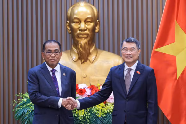 Thủ tướng Chính phủ Lê Minh Hưng và Bộ trưởng Quốc phòng Malaysia Mohamed Khaled bin Nordin. (Ảnh: VGP/Nhật Bắc)