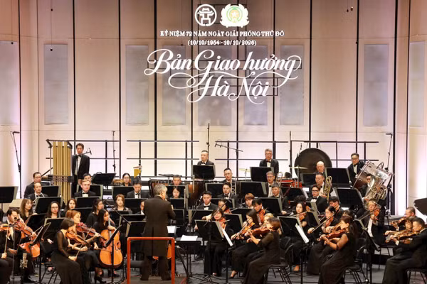 Chương trình "Bản giao hưởng Hà Nội" có sự tham gia biểu diễn của nhiều nghệ sĩ nổi tiếng và Dàn nhạc Giao hưởng Việt Nam. (Ảnh: VT)