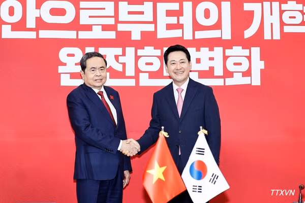 Chủ tịch Quốc hội Trần Thanh Mẫn tiếp Chủ tịch Đảng Sức mạnh Quốc dân (PPP) Jang Dong Hyeok. (Ảnh: TTXVN)