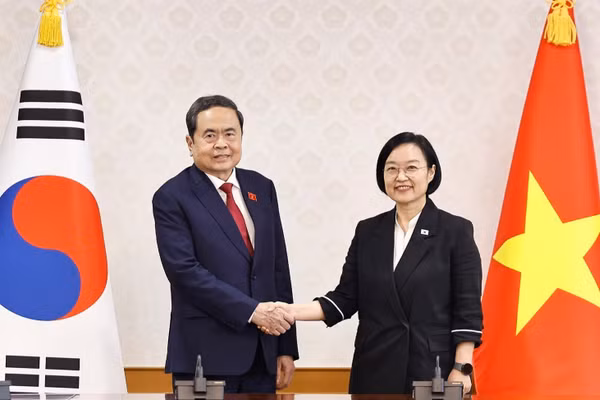 Chủ tịch Quốc hội Trần Thanh Mẫn hội kiến Thủ tướng Hàn Quốc Han Seong Sook. (Ảnh: Doãn Tấn/TTXVN)