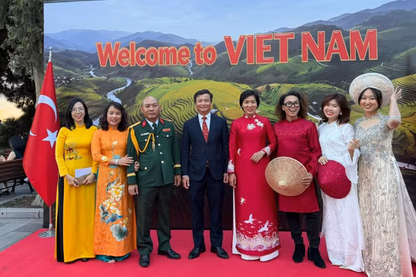 Cán bộ, nhân viên Đại sứ quán Việt Nam tại Thổ Nhĩ Kỳ tham gia Lễ kỷ niệm. (Ảnh: Đại sứ quán Việt Nam tại Thổ Nhĩ Kỳ)