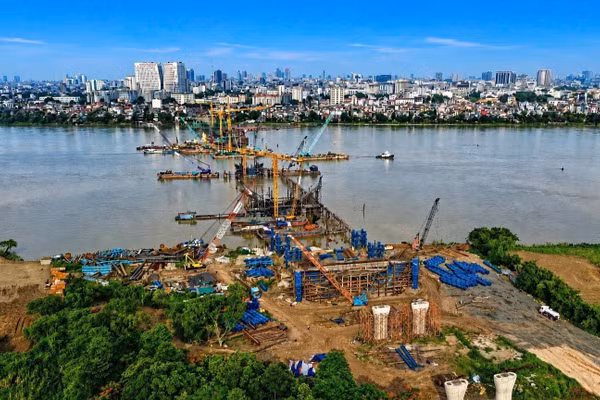 Các đơn vị thi công xây dựng cầu Trần Hưng Đạo (Hà Nội) đang tăng tốc để hoàn thành công trình vào quý II/2027. (Ảnh: ĐẠT PHƯƠNG)