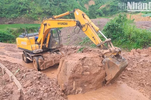Các đơn vị khẩn trương khắc phục sạt lở tại Km3+620, đường tỉnh 106 đoạn qua xã Mường Giôn, huyện Quỳnh Nhai cũ, tỉnh Sơn La. (Ảnh: XUÂN HỒNG)