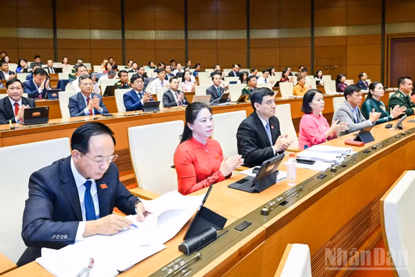 Quốc hội làm việc tại hội trường thông qua Nghị quyết của Quốc hội phê duyệt chủ trương đầu tư Chương trình mục tiêu quốc gia phát triển văn hóa-xã hội, nông thôn, dân tộc và miền núi giai đoạn 2026-2035. (Ảnh: DUY LINH)