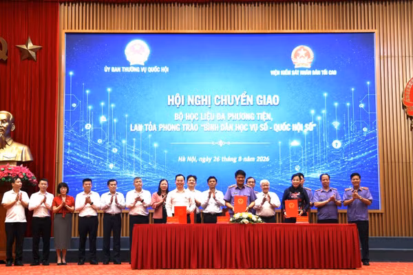 Thực hiện nghi thức chuyển giao Bộ học liệu đa phương tiện giữa Ủy ban Khoa học, Công nghệ và Môi trường của Quốc hội và Viện Kiểm sát nhân dân tối cao. (Ảnh: VĂN TÌNH)