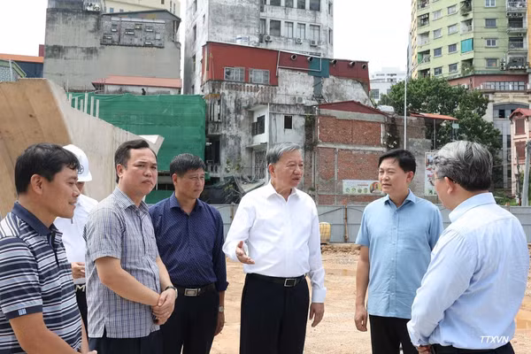 Tổng Bí thư, Chủ tịch nước Tô Lâm đi kiểm tra thực địa tại Dự án đầu tư xây dựng đường Vành đai 1 (đoạn Hoàng Cầu-Voi Phục). (Ảnh: TTXVN)