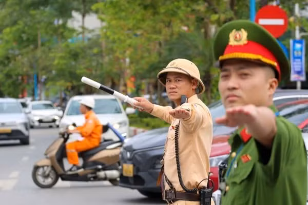 Lực lượng Cảnh sát giao thông Hà Nội bố trí tối đa lực lượng phân luồng, điều tiết giao thông. (Ảnh: Công an Hà Nội)