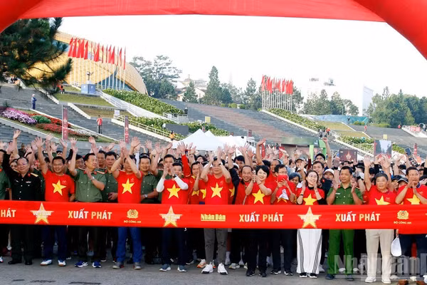 Lãnh đạo tỉnh Lâm Đồng thực hiện nghi thức xuất phát chương trình "Cùng Việt Nam tiến bước" năm 2025 trên địa bàn. (Ảnh: Mai Văn Bảo)