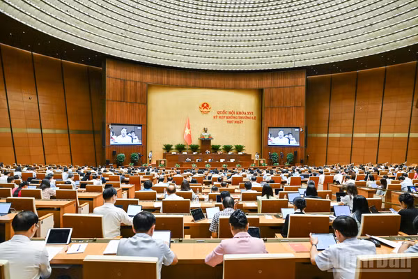 Quốc hội họp phiên toàn thể tại Hội trường. (Ảnh: DUY LINH)