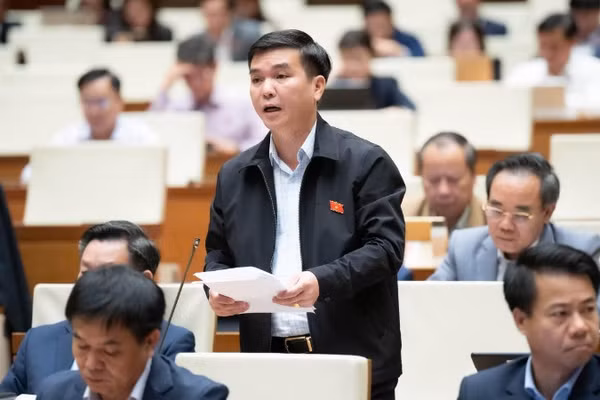 Đại biểu Hà Sỹ Huân (Đoàn Thái Nguyên) phát biểu tại hội trường. (Ảnh: QH)