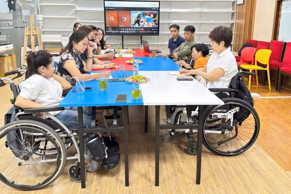 Đào tạo kỹ năng mềm cho người khuyết tật tại Công ty cổ phần Xã Hội Khát Vọng. (Ảnh: KV)