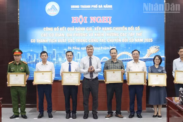 Khen thưởng các tập thể có thành tích xuất sắc trong công tác chuyển đổi số. (Ảnh: THANH TÂM)